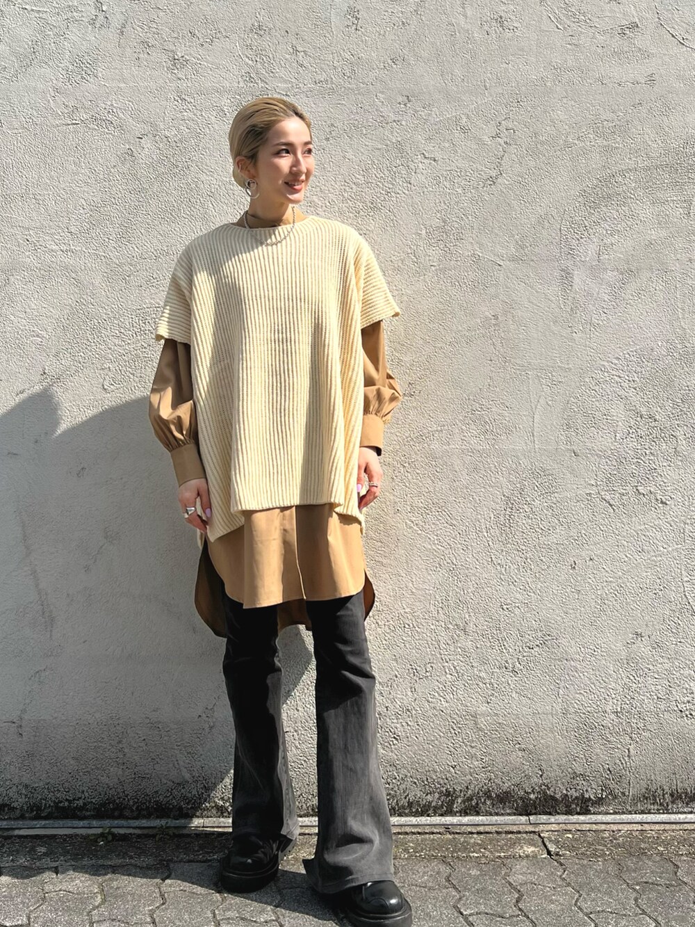 「春服みてみて、大人カジュアル、春服、パンツスタイル、デニムパンツ、レイヤードスタイル、ノーカラーシャツ、ニットベスト、春コーデ、休日コーデ、春」｜「L.H.Pのcourage/クラージュ/サイドスリットモールニットベスト（ベスト、ブラック系）」を使った、hanae maruiさん（レディース・155cm）の春コーディネートの4枚目の写真