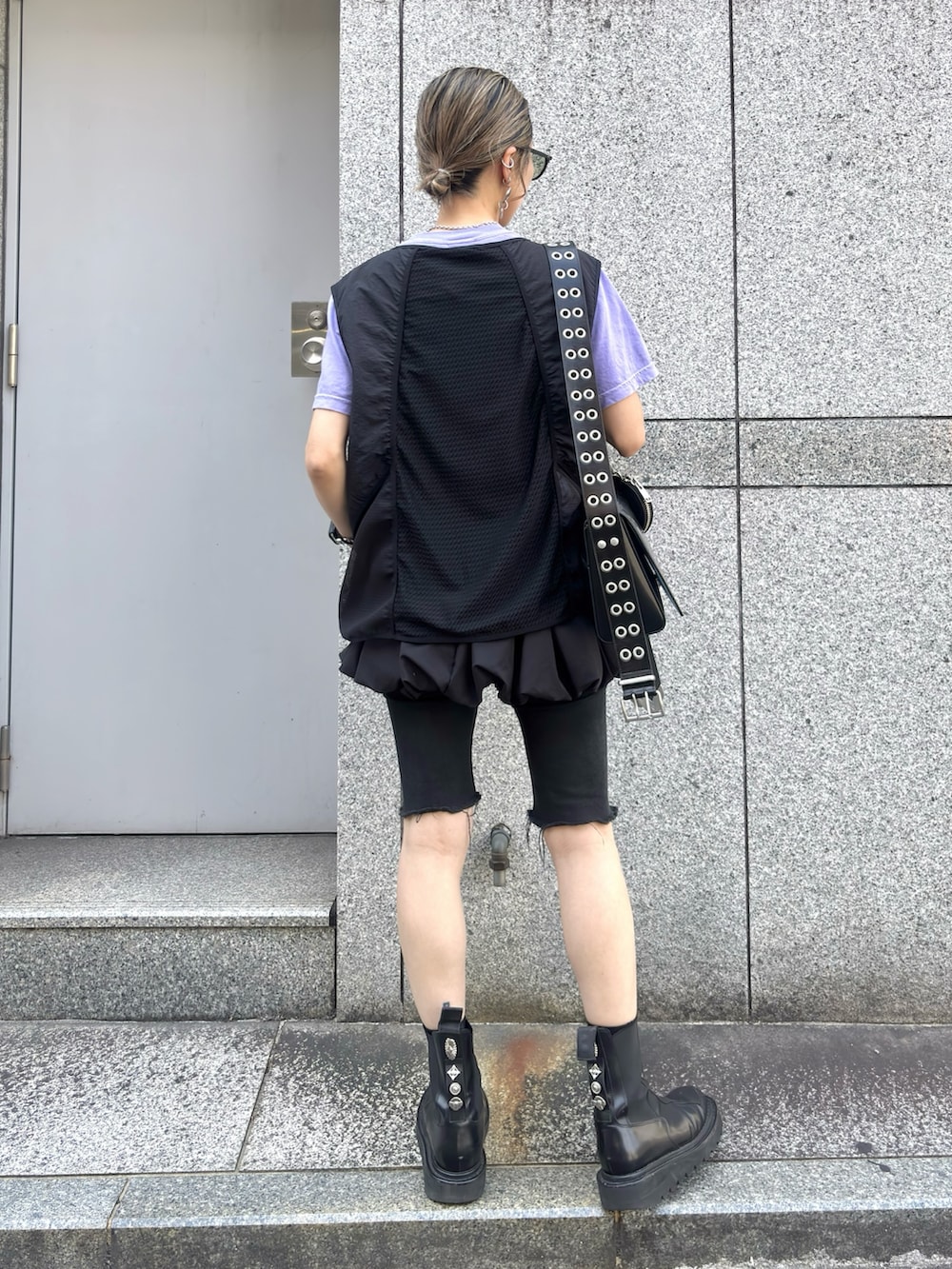 「スポーツミックス、夏コーデ、今日のコーデ、レディースファッション、ミニバッグ、コインケース、blackmeans、ベスト、ベスト×Tシャツ、ショートパンツ、レイヤードスタイル、ブーツ、サングラス、LHP、ショルダーバッグ」｜「WHITELANDのWHITELAND/ホワイトランド/NYLON VEST（ベスト、ブラック系）」を使った、hanae maruiさん（レディース・156cm）の夏コーディネートの4枚目の写真