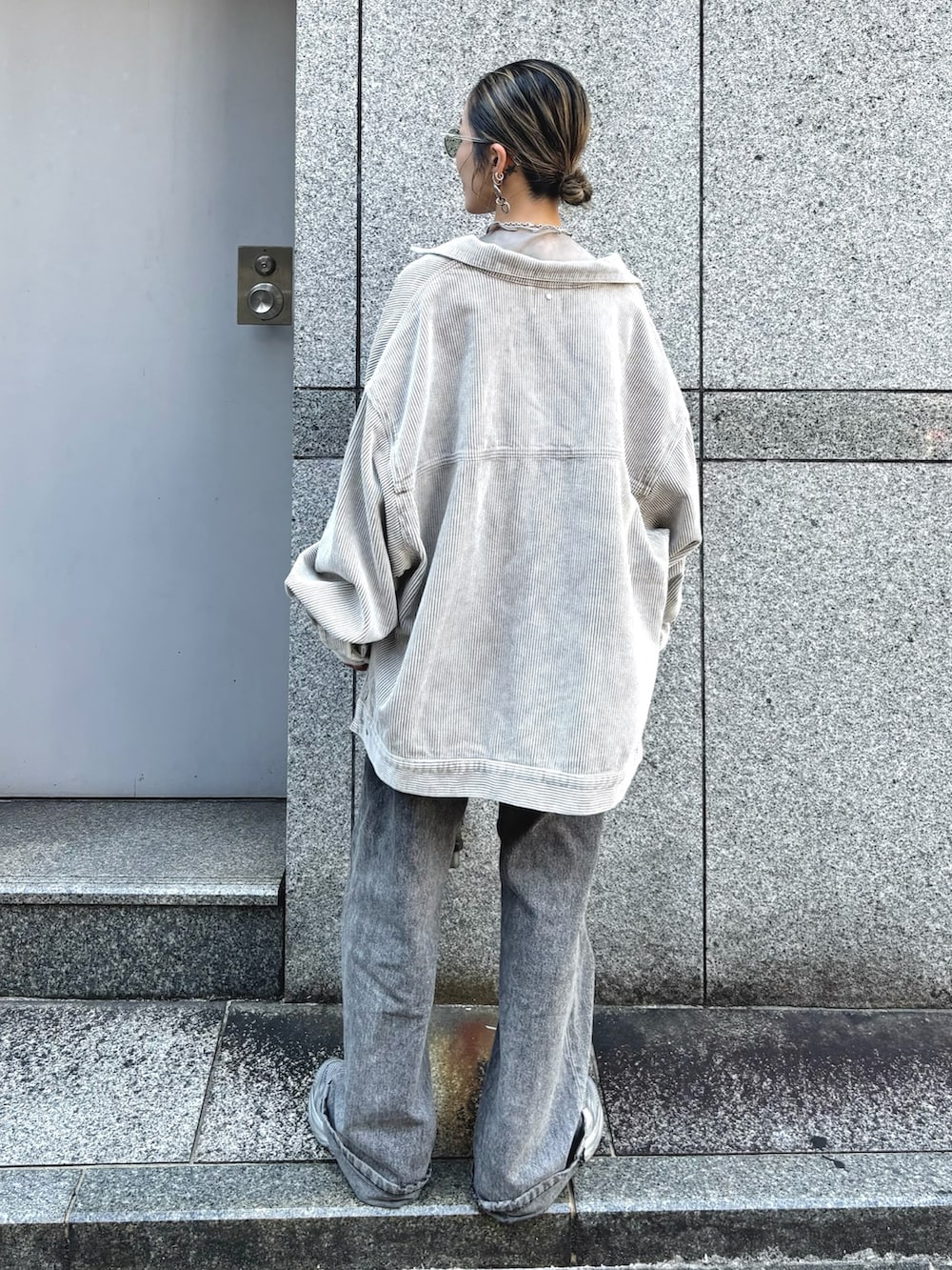 「秋服準備はじめました、秋のコーデ、初秋のパンツスタイル、低身長コーデ、デニム、ワイドデニム、ジャケット、ジャケットスタイル、カバーオール、コーデュロイ、サングラス、スニーカー、スニーカーコーデ、秋、秋コーデ」｜「DANKE SCHONのDankeSchon/ダンケシェーン/8WELL COURDUROY CHEMICAL COVERALLS（カバーオール、ベージュ系）」を使った、hanae maruiさん（レディース・156cm）の秋コーディネートの4枚目の写真