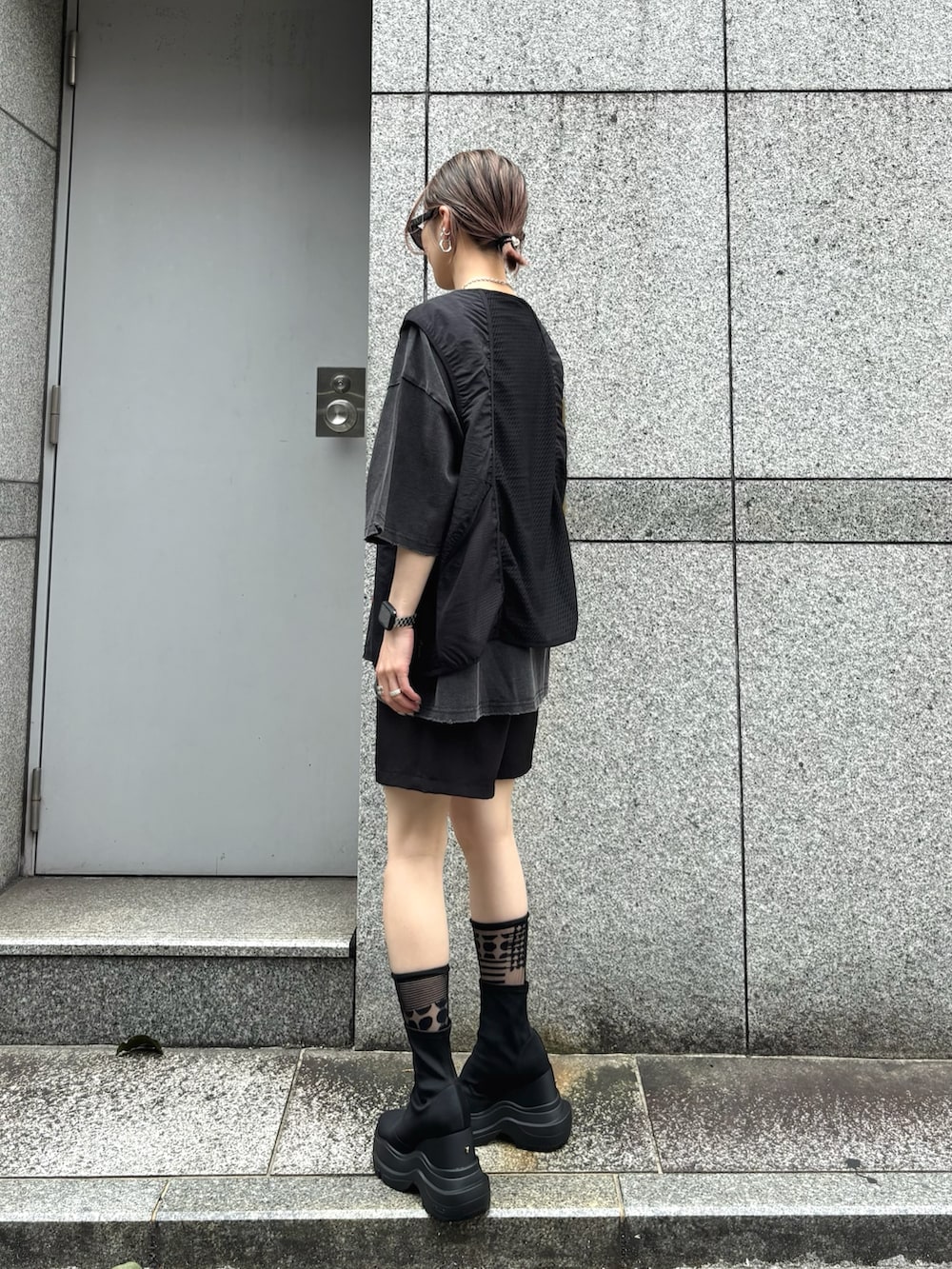 「WHITELANDのWHITELAND/ホワイトランド/NYLON VEST（ベスト、ブラック系）」を使った、hanae maruiさん（レディース・156cm）の夏コーディネートの3枚目の写真