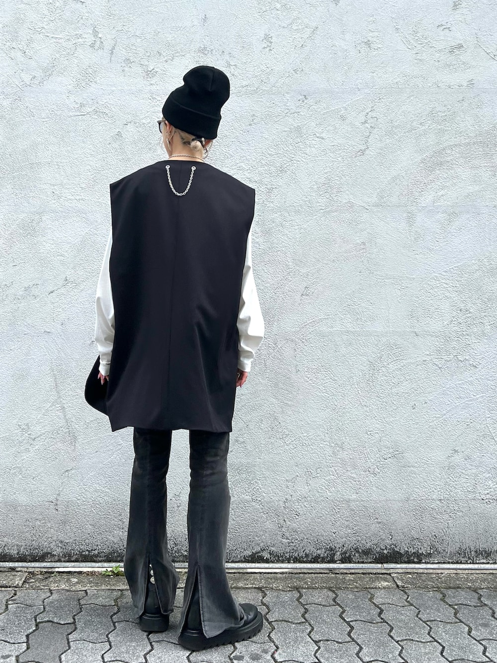 「春コーデ、春、ベスト、ノースリーブジャケット、ニット帽、サングラス、白Tシャツ、春服、デニム、プチプラコーデ、フレアデニム」｜「DANKE SCHONのDankeSchon/ダンケシェーン/ノースリーブジャケット（ノーカラージャケット、ブラック系）」を使った、hanae maruiさん（レディース・155cm）の春コーディネートの2枚目の写真