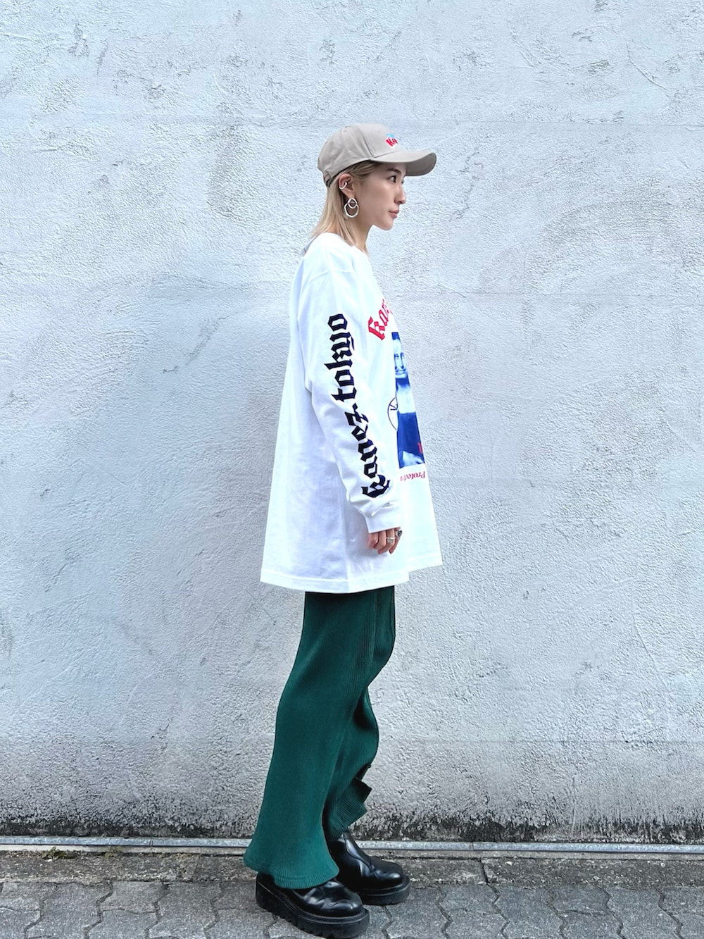 ホワイト系のTシャツ/カットソー、ベージュ系のキャップを着用したレディースの冬コーディネートの2枚目の写真