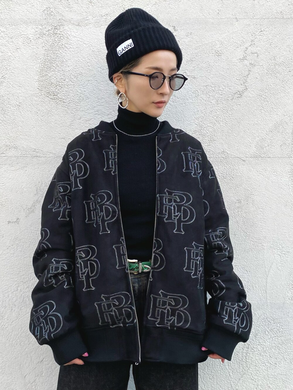 「ブルゾン、ブーツ、ブラック、ニット帽、ブラックコーデ、サングラス、タックイン、ootd、blackeyepatch、ブラックアイパッチ」｜「BlackEyePatchのアイテム（ブルゾン、ブラック系）」を使った、hanae maruiさん（レディース・155cm）の冬コーディネートの2枚目の写真