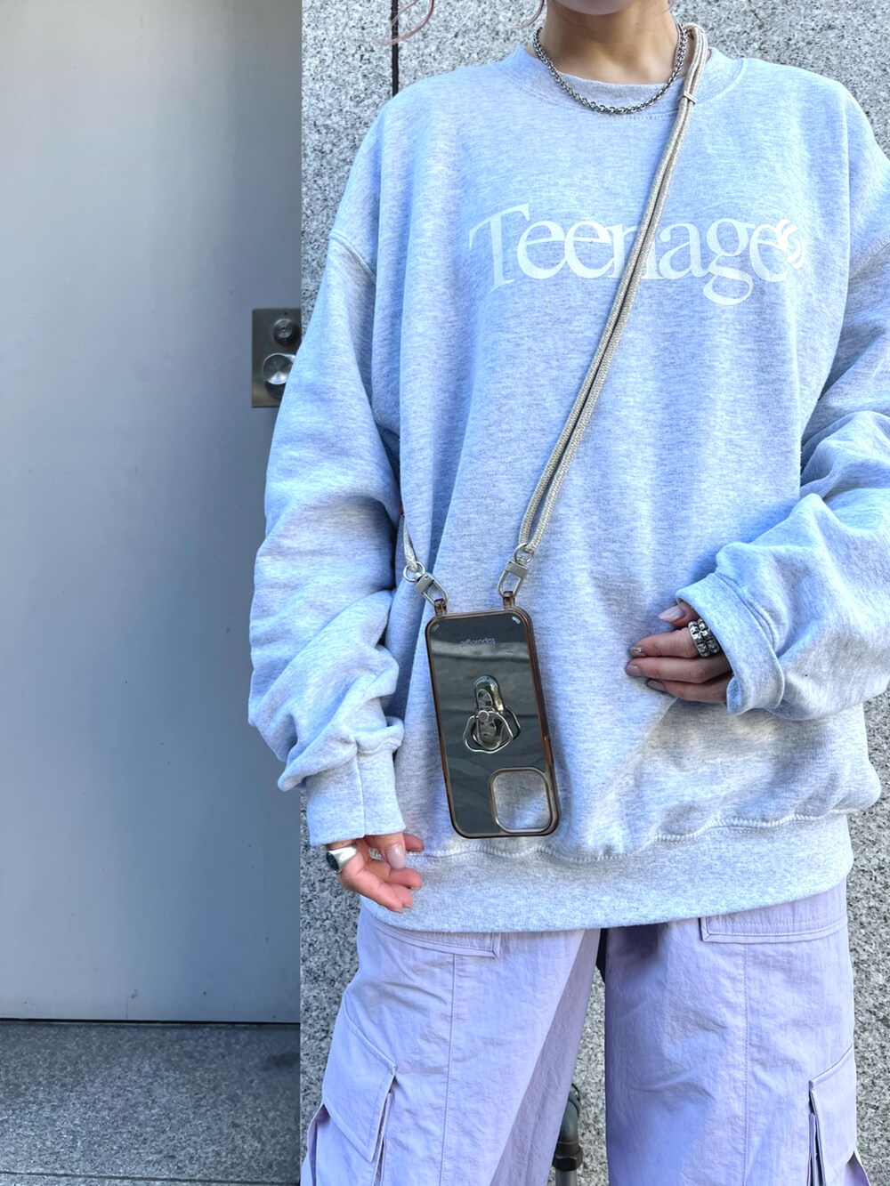 「春服、春、スウェット、カーゴパンツ、春カラー、春コーデ、スニーカー、キャップ、スマホショルダー、スマホケース、コンバース、春色、カラーパンツ」｜「TopologieのTopologie/トポロジーVerdon Phone Case /アイフォンケース ダークミラー/Dark Mirror【ケース単体】iPhone13/13Pro/11 12/12Pro対応（スマホケース/カバー、その他）」を使った、hanae maruiさん（レディース・155cm）の冬コーディネートの3枚目の写真