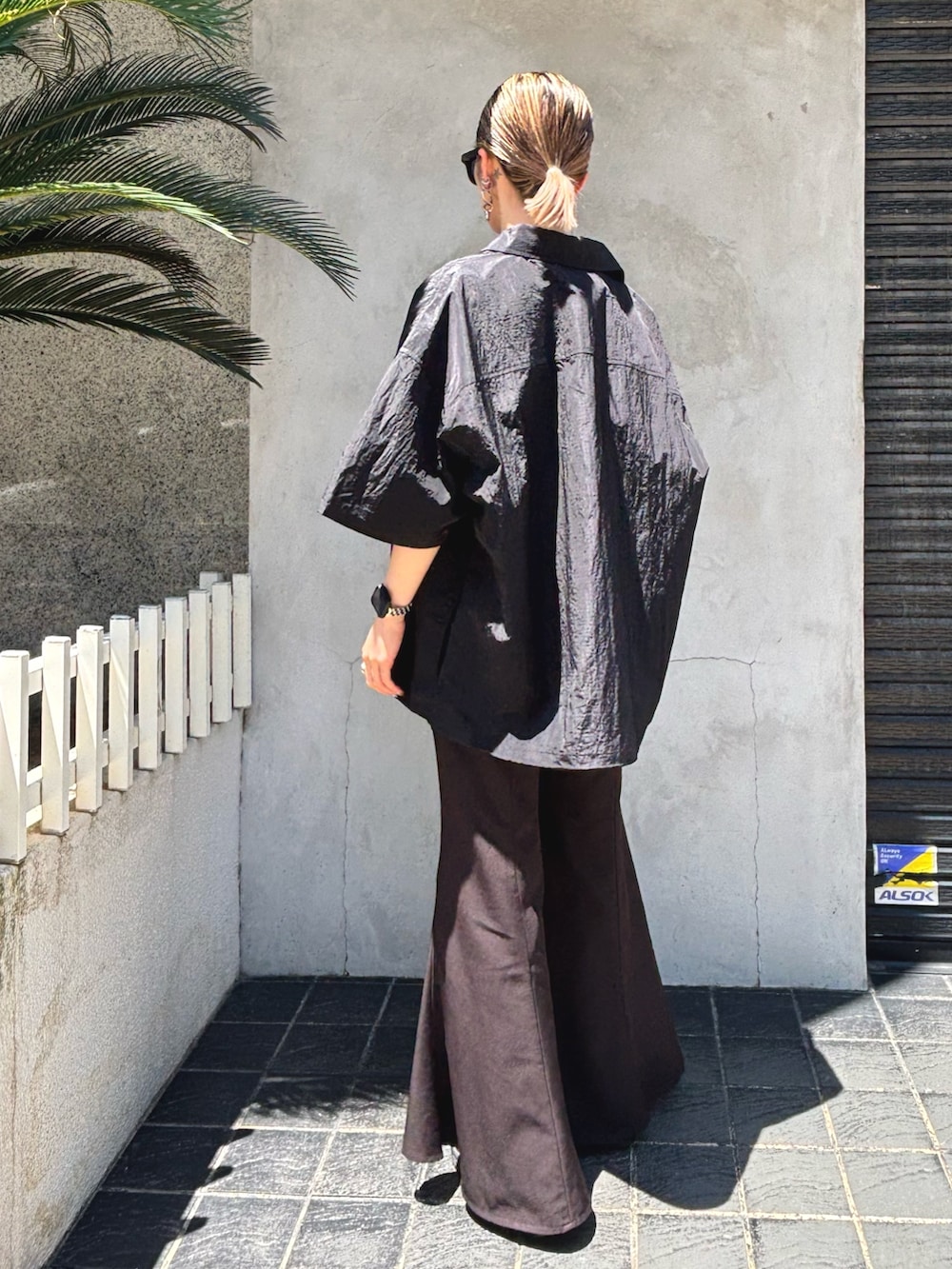 「サングラス、夏ルックで気分アップ、夏ファッション、夏、ootd、ゆるコーデ、パンツスタイル、ブラック、スポーツミックス、半袖シャツ、ブラックコーデ、フレアパンツ、LHP、スニーカー、スニーカーコーデ」｜「WHITELANDのWHITELAND/ホワイトランド/NYLON S/S SHIRT（シャツ/ブラウス、ブラック系）」を使った、hanae maruiさん（レディース・156cm）の夏コーディネートの4枚目の写真