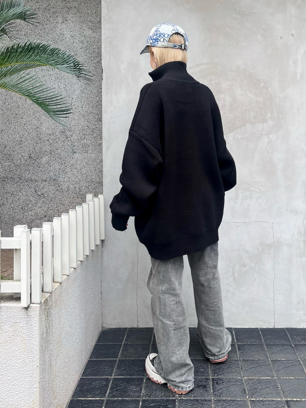 「ニット、デニム、キャップ、デニムパンツ、秋コーデ、秋服コーデ、秋アウター、ニットコーデ、ドライバーズニット、ジップニット」｜「DANKE SCHONのDankeschon/ダンケシェーン/ZIP UP KNIT（ニット/セーター、ブラック系）」を使った、hanae maruiさん（レディース・155cm）の秋コーディネートの2枚目の写真