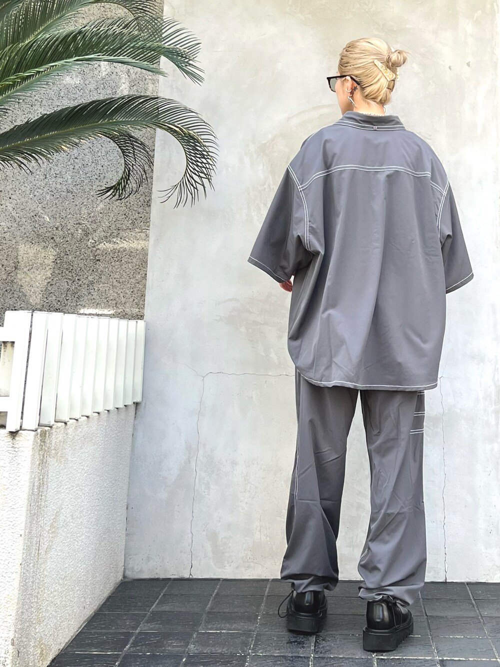 グレー系のシャツ/ブラウス、グレー系のその他パンツを着用したレディースの春コーディネートの3枚目の写真