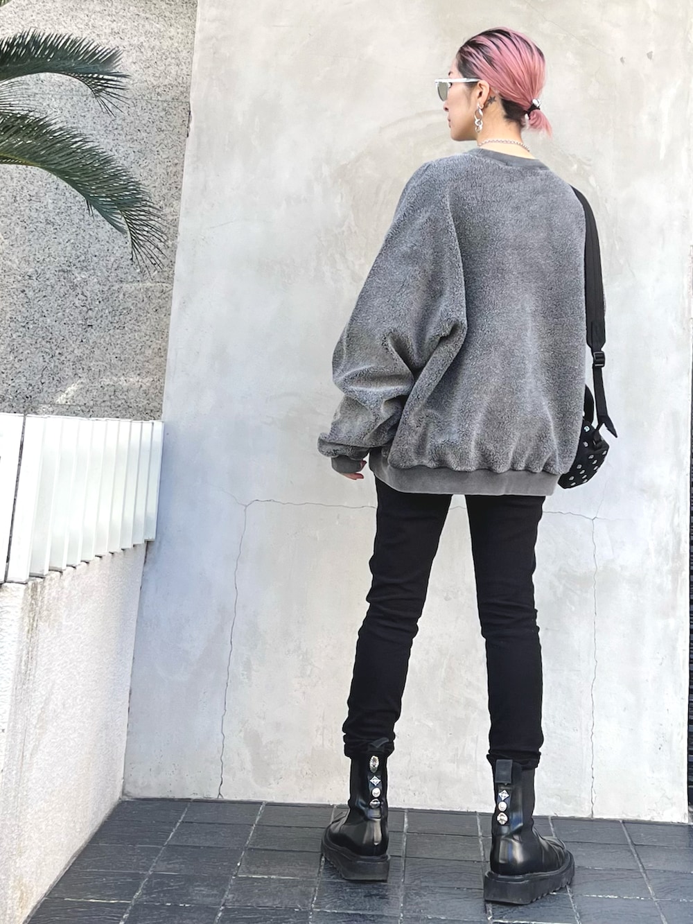 「スウェット、ブーツ、ショルダーバッグ、サングラス、冬コーデ、Alexander Wang、春コーデ、低身長、黒スキニー、今日のコーデ」｜「alexanderwangのアイテム（ショルダーバッグ、ブラック系）」を使った、hanae maruiさん（レディース・155cm）の冬コーディネートの2枚目の写真