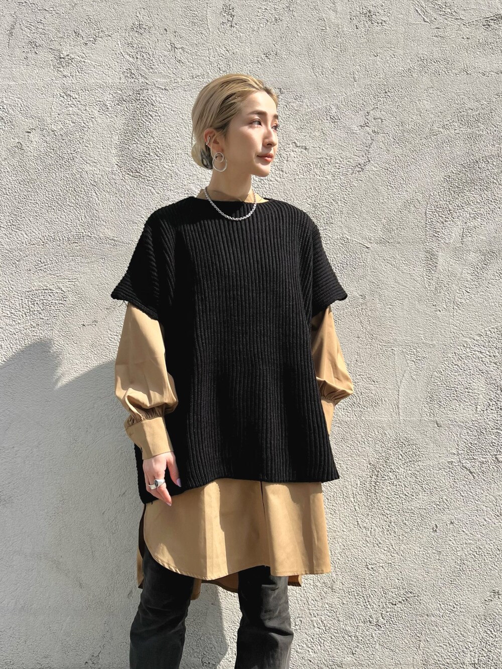 「春服みてみて、大人カジュアル、春服、パンツスタイル、デニムパンツ、レイヤードスタイル、ノーカラーシャツ、ニットベスト、春コーデ、休日コーデ、春」｜「L.H.Pのcourage/クラージュ/サイドスリットモールニットベスト（ベスト、ブラック系）」を使った、hanae maruiさん（レディース・155cm）の春コーディネートの3枚目の写真
