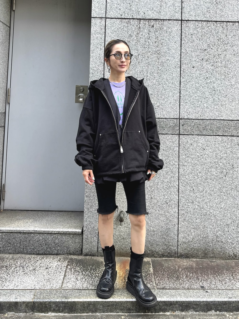 「秋服準備はじめました、ショートパンツ、今日のコーデ、outfit、パンツスタイル、パーカー、パーカーコーデ、パーカースタイル、ブラック、レイヤードスタイル、ストリート、ブーツ、秋コーデ、秋のコーデ、秋服」｜「A.D.S.R.のADSR/エーディーエスアール/SATCHMO（サングラス、グリーン系）」を使った、hanae maruiさん（レディース・156cm）の夏コーディネートの2枚目の写真