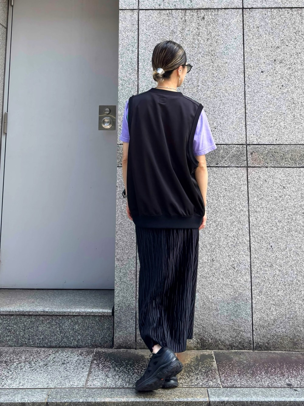 「ブラックコーデ、ノースリーブ、半袖シャツ、サングラス、スニーカー、夏ファッション、夏コーデ、レディースファッション、夏服、お出かけコーデ、スカートスタイル、NEEDLES、レイヤードスタイル、LHP」｜「Needlesのアイテム（タンクトップ、ブラック系）」を使った、hanae maruiさん（レディース・156cm）の夏コーディネートの3枚目の写真
