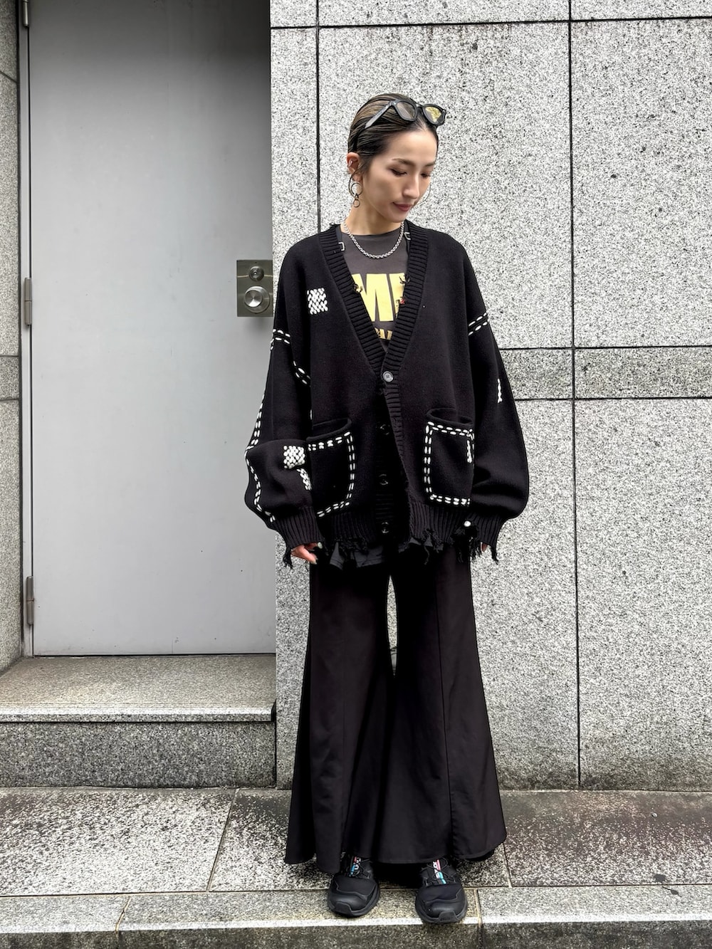 「秋服準備はじめました、大人女子、今日のコーデ、150cm台コーデ、ootd、ママファッション、レディースファッション、カーディガン、モノトーン、ブラック、秋コーデ、秋、秋のコーデ、サングラス、LHP」｜「DANKE SCHONのDankeSchon/ダンケシェーン/HAND STITCH KNIT CARDIGAN（カーディガン/ボレロ、ブラック系）」を使った、hanae maruiさん（レディース・156cm）の夏コーディネートの2枚目の写真