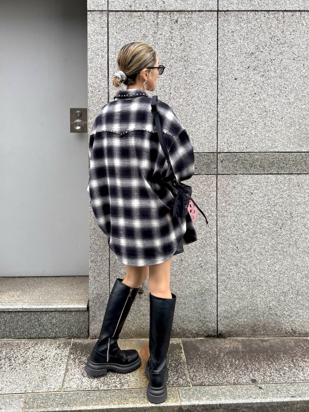 ブラック系のシャツ/ブラウス、ブラック系のサングラス、イエロー系のコインケースを着用したレディースの秋コーディネートの3枚目の写真