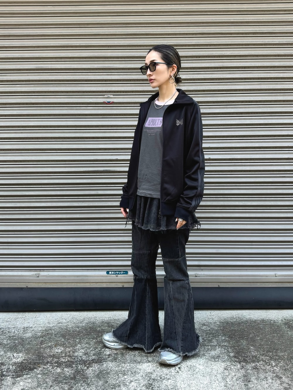 「ブラックコーデ、サングラス、スニーカー、おでかけコーデ、初秋コーデ、トラックジャケット、NEEDLES、LHP、デニム、デニムパンツ」｜「A.D.S.R.のADSR/エーディーエスアール/MONK(モンク)（サングラス、グリーン系）」を使った、hanae maruiさん（レディース・156cm）の夏コーディネートの2枚目の写真
