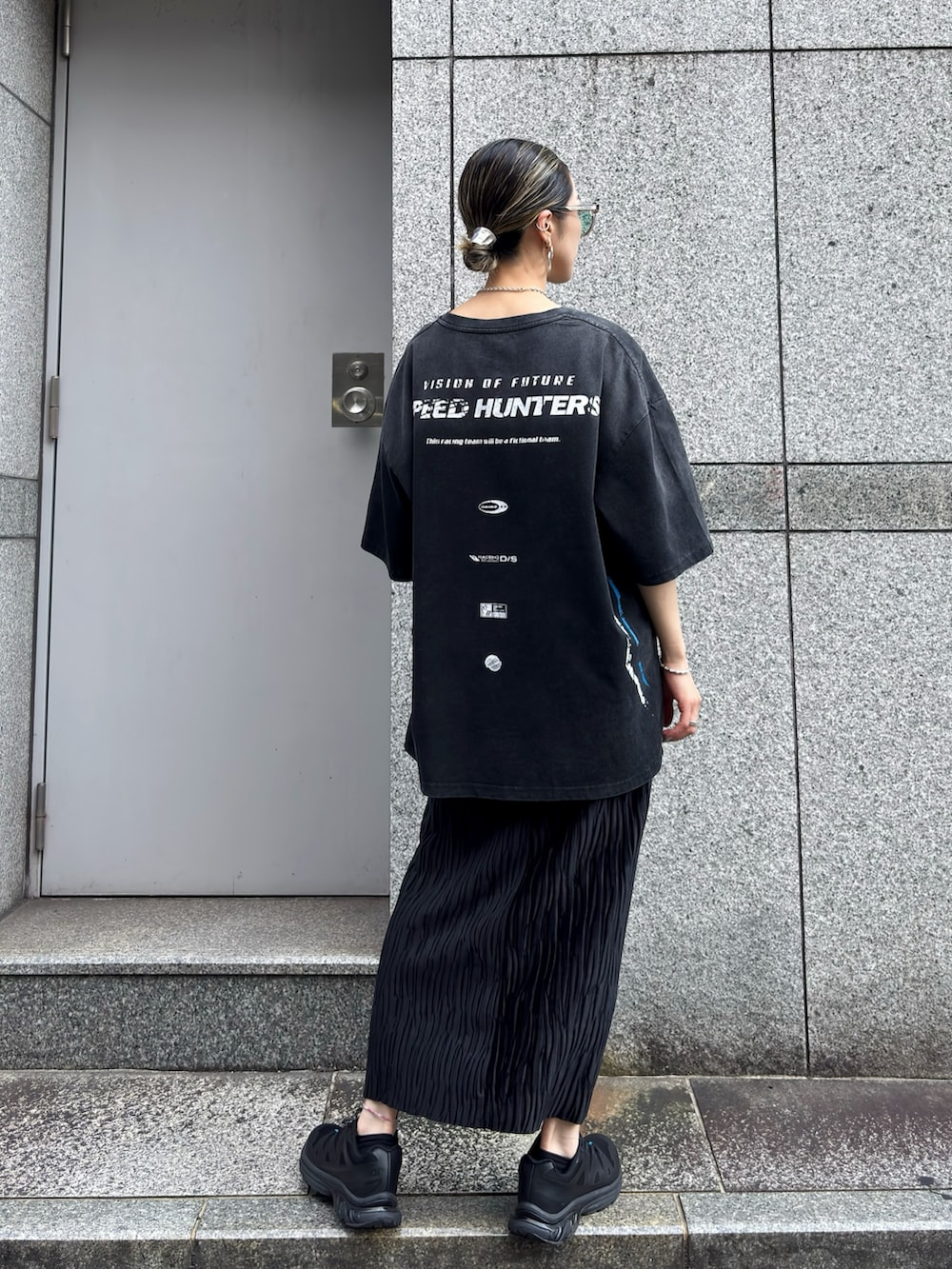 「半袖シャツ、サングラス、スニーカー、夏ファッション、夏コーデ、タイトスカート、バンドT、ビンテージTシャツ、ストリート、ブラック、ブラックコーデ、Tシャツ、夏、夏だ！Tシャツ着よう！」｜「DANKE SCHONのDankeSchon/ダンケシェーン/POWDER S/S TEE RACE BLUE（Tシャツ/カットソー、ブラック系）」を使った、hanae maruiさん（レディース・156cm）の夏コーディネートの3枚目の写真
