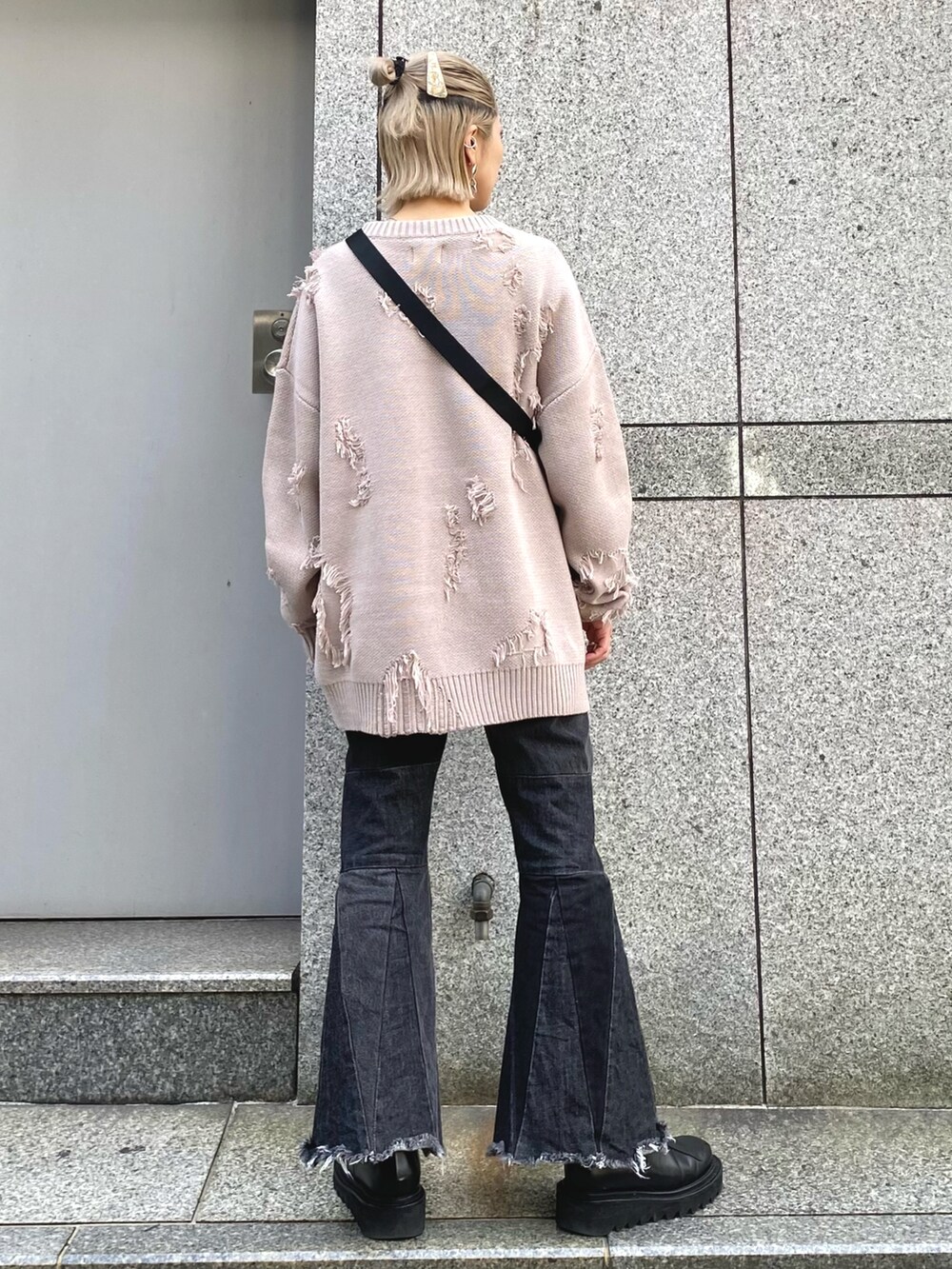 「秋冬コーデ、ニット、ニットコーデ、ブーツ、韓国ファッション、スマホケース、KENZO、ベージュ、ダメージニット、デニム」｜「DANKE SCHONのDankeSchon/ダンケシェーンン/ダメージニット/DAMEDE KNIT（ニット/セーター、ベージュ系）」を使った、hanae maruiさん（レディース・155cm）の秋コーディネートの2枚目の写真