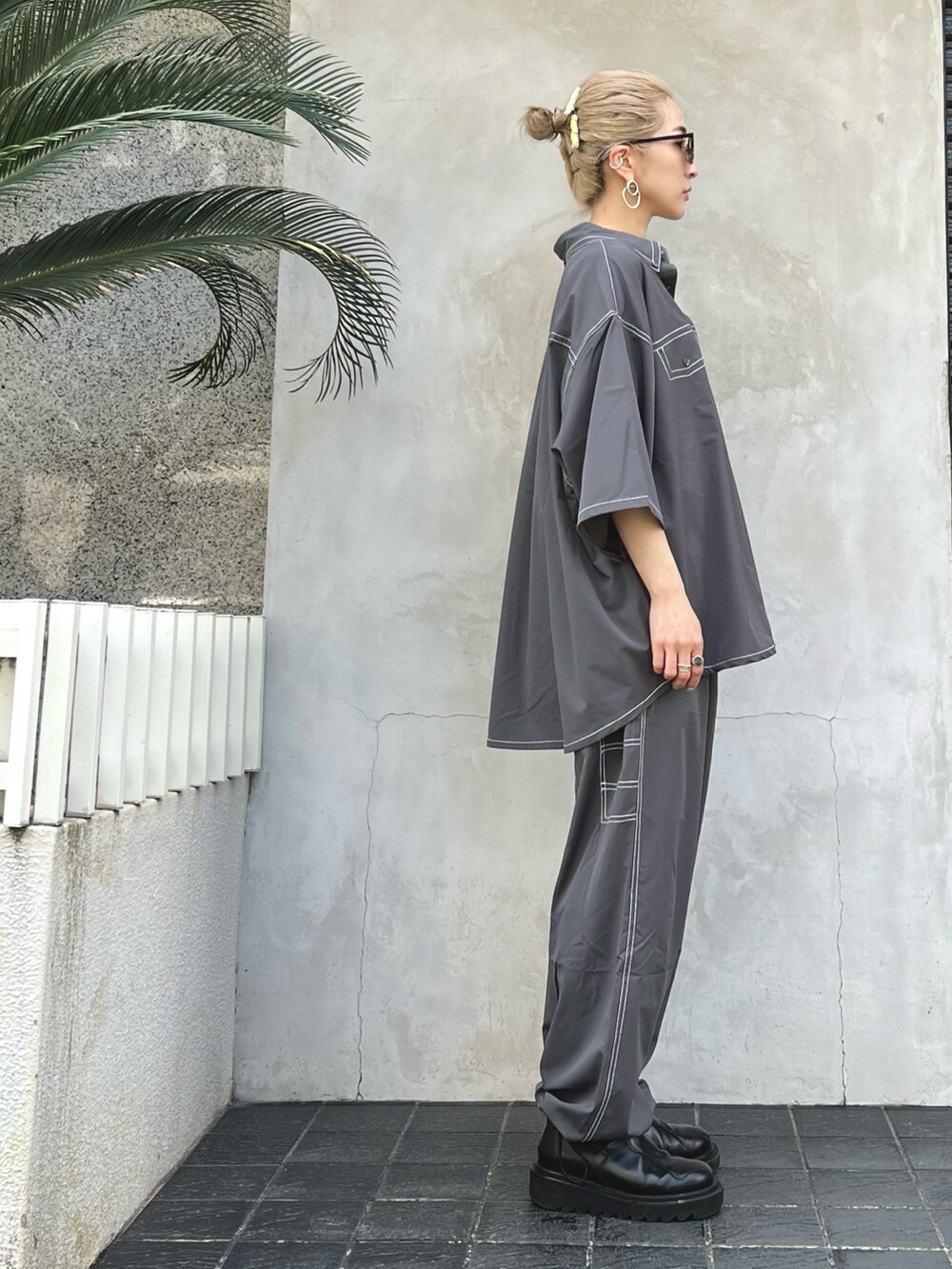 グレー系のシャツ/ブラウス、グレー系のその他パンツを着用したレディースの春コーディネートの2枚目の写真