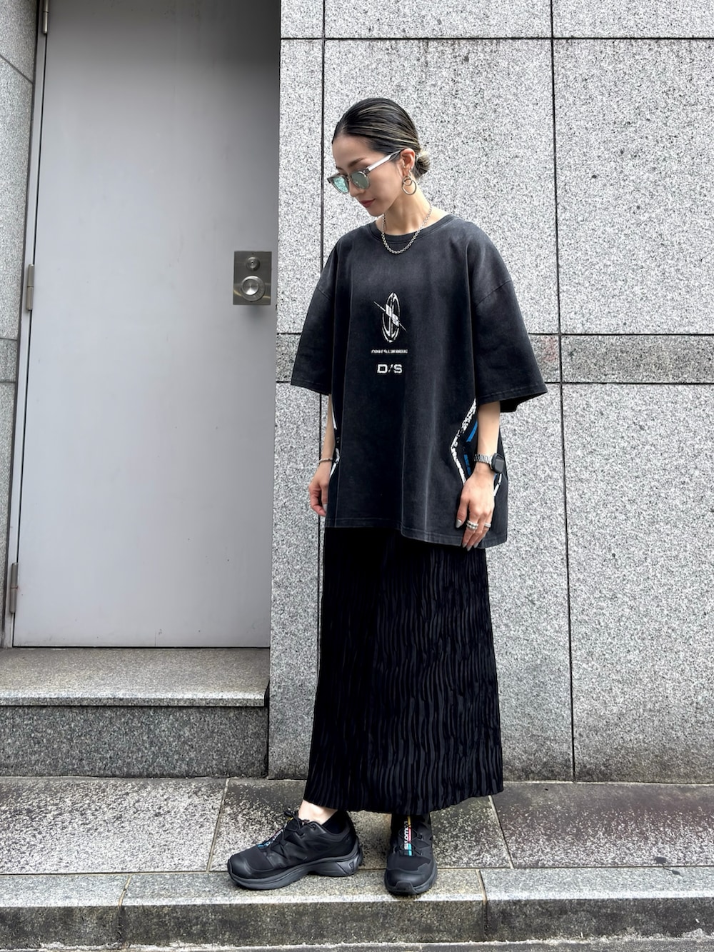 「半袖シャツ、サングラス、スニーカー、夏ファッション、夏コーデ、タイトスカート、バンドT、ビンテージTシャツ、ストリート、ブラック、ブラックコーデ、Tシャツ、夏、夏だ！Tシャツ着よう！」｜「DANKE SCHONのDankeSchon/ダンケシェーン/POWDER S/S TEE RACE BLUE（Tシャツ/カットソー、ブラック系）」を使った、hanae maruiさん（レディース・156cm）の夏コーディネートの2枚目の写真
