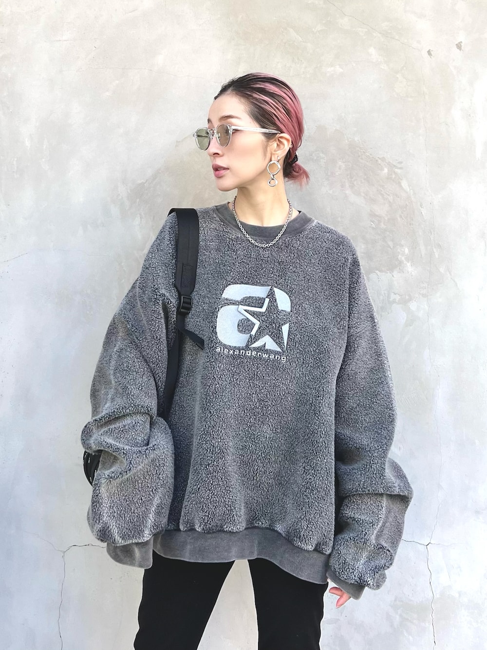 「スウェット、ブーツ、ショルダーバッグ、サングラス、冬コーデ、Alexander Wang、春コーデ、低身長、黒スキニー、今日のコーデ」｜「alexanderwangのアイテム（ショルダーバッグ、ブラック系）」を使った、hanae maruiさん（レディース・155cm）の冬コーディネートの3枚目の写真