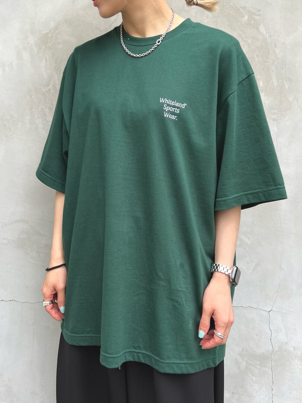 グリーン系のTシャツ/カットソー、グリーン系のTシャツ/カットソー、ブラック系のその他パンツを着用したレディースの春コーディネートの3枚目の写真