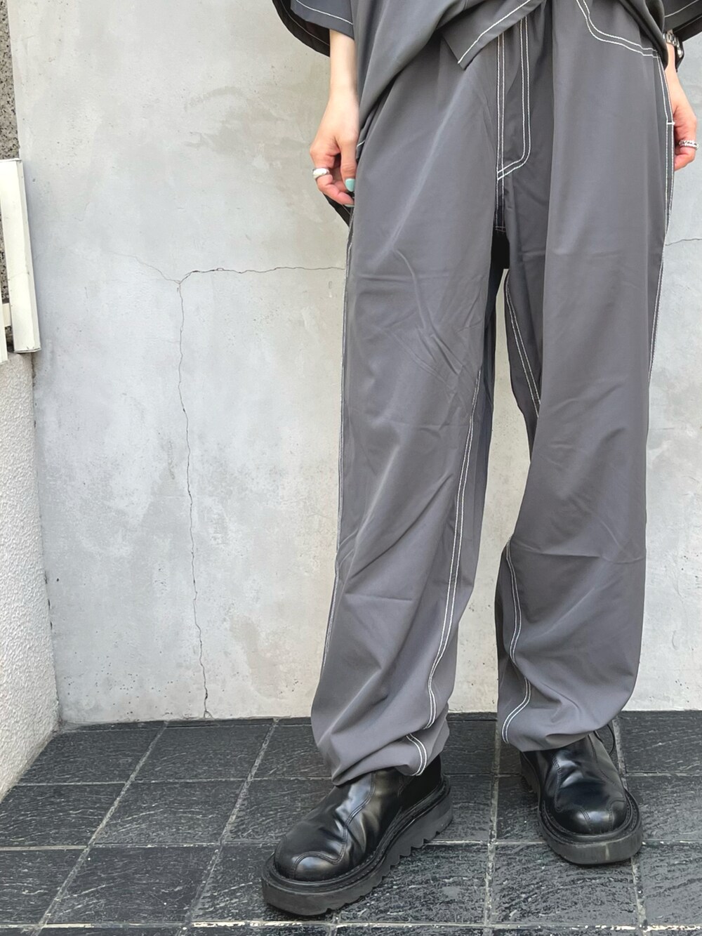 グレー系のシャツ/ブラウス、グレー系のその他パンツを着用したレディースの春コーディネートの5枚目の写真