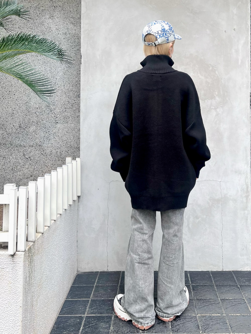 「ニット、デニム、キャップ、デニムパンツ、秋コーデ、秋服コーデ、秋アウター、ニットコーデ、ドライバーズニット、ジップニット」｜「DANKE SCHONのDankeschon/ダンケシェーン/ZIP UP KNIT（ニット/セーター、ブラック系）」を使った、hanae maruiさん（レディース・155cm）の秋コーディネートの3枚目の写真