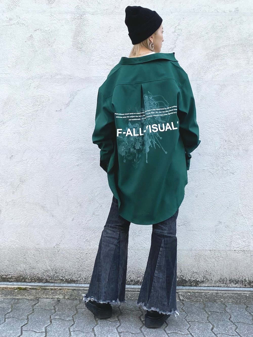 「シャツ、グリーン、ニット帽、ビーニー、パンツスタイル、フレアパンツ、春コーデ、シャツスタイル、フレアデニム」｜「A4AのA4A/エーフォーエー/グラフィックシャツ（シャツ/ブラウス、グリーン系）」を使った、hanae maruiさん（レディース・155cm）の冬コーディネートの2枚目の写真