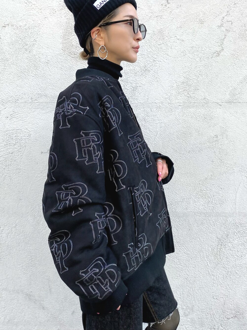 「ブルゾン、ブーツ、ブラック、ニット帽、ブラックコーデ、サングラス、タックイン、ootd、blackeyepatch、ブラックアイパッチ」｜「BlackEyePatchのアイテム（ブルゾン、ブラック系）」を使った、hanae maruiさん（レディース・155cm）の冬コーディネートの3枚目の写真