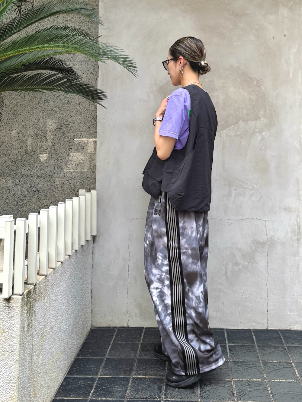 「おでかけコーデ、レイヤード、Tシャツ/カットソー、レイヤードスタイル、トラックパンツ、ワイドパンツ、NEEDLES、サングラス、アイウェア、adsr、ベスト、スニーカー、LHP、ストリート」｜「A.D.S.R.のADSR/エーディーエスアール/SATCHMO（サングラス、ブラウン系）」を使った、hanae maruiさん（レディース・156cm）の夏コーディネートの4枚目の写真