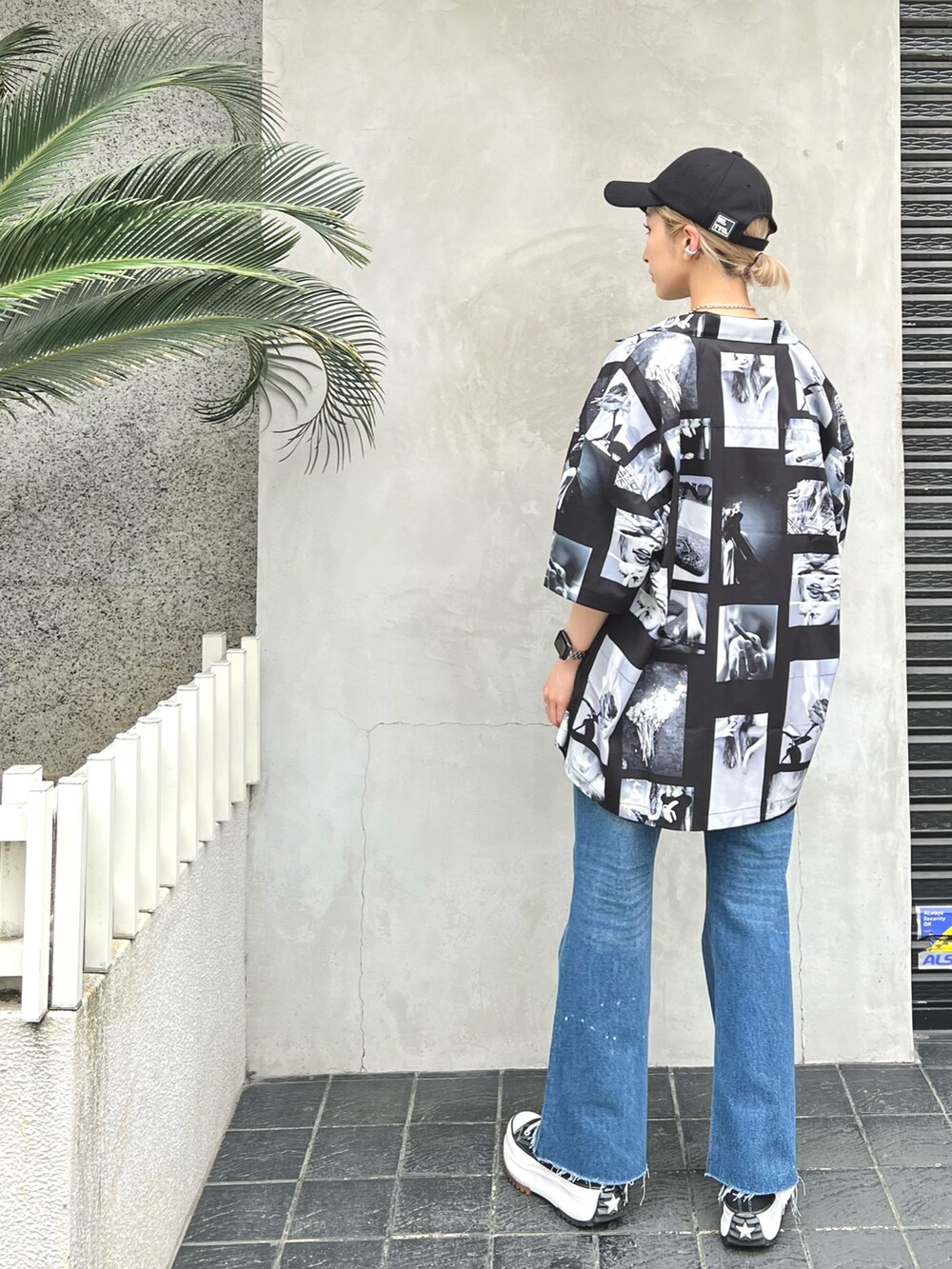 「スニーカー、デニム、シャツ、夏、キャップ、デニムパンツ、シャツスタイル、半袖シャツ、初夏コーデ」｜「A4AのA4A/エーフォーエー/PHOTO s/s Shirts/フォトショートスリーブバック（シャツ/ブラウス、ブラック系）」を使った、hanae maruiさん（レディース・155cm）の春コーディネートの3枚目の写真