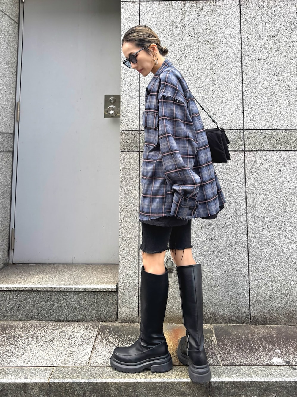 「チェック、秋服準備はじめました、秋のコーデ、秋服、休日スタイル、今日のコーデ、サングラス、チェックシャツ、秋、秋コーデ、秋冬コーデ、秋冬、秋色、ブーツ、青チェック」｜「A.D.S.R.のADSR/エーディーエスアール/MONK(モンク)（サングラス、ブルー系）」を使った、hanae maruiさん（レディース・156cm）の秋コーディネートの5枚目の写真