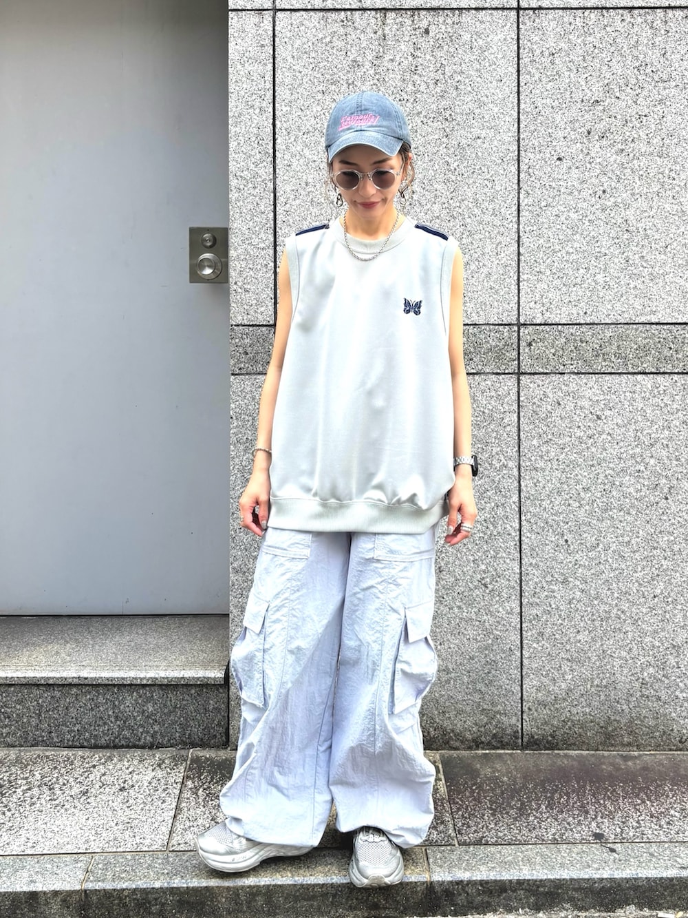 「サングラス、スポーツミックス、タンクトップ、ノースリーブ、お出かけコーデ、夏ルックで気分アップ、夏、おでかけコーデ、ラクチンコーデ、スニーカー、NEEDLES、カーゴパンツ、キャップ、夏コーデ」｜「Needlesのアイテム（タンクトップ、グレー系）」を使った、hanae maruiさん（レディース・156cm）の夏コーディネートの3枚目の写真