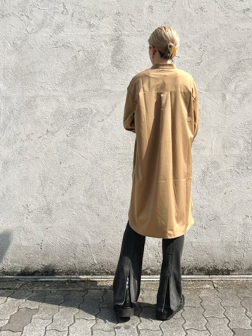 「春服みてみて、春服、シンプルコーデ、デニムパンツ、ootd、ノーカラーシャツ、シャツスタイル、シャツ、パンツスタイル」｜「L.H.Pのcourage/クラージュ/長袖ビッグワンピースシャツ（シャツ/ブラウス、ベージュ系）」を使った、hanae maruiさん（レディース・155cm）の春コーディネートの3枚目の写真