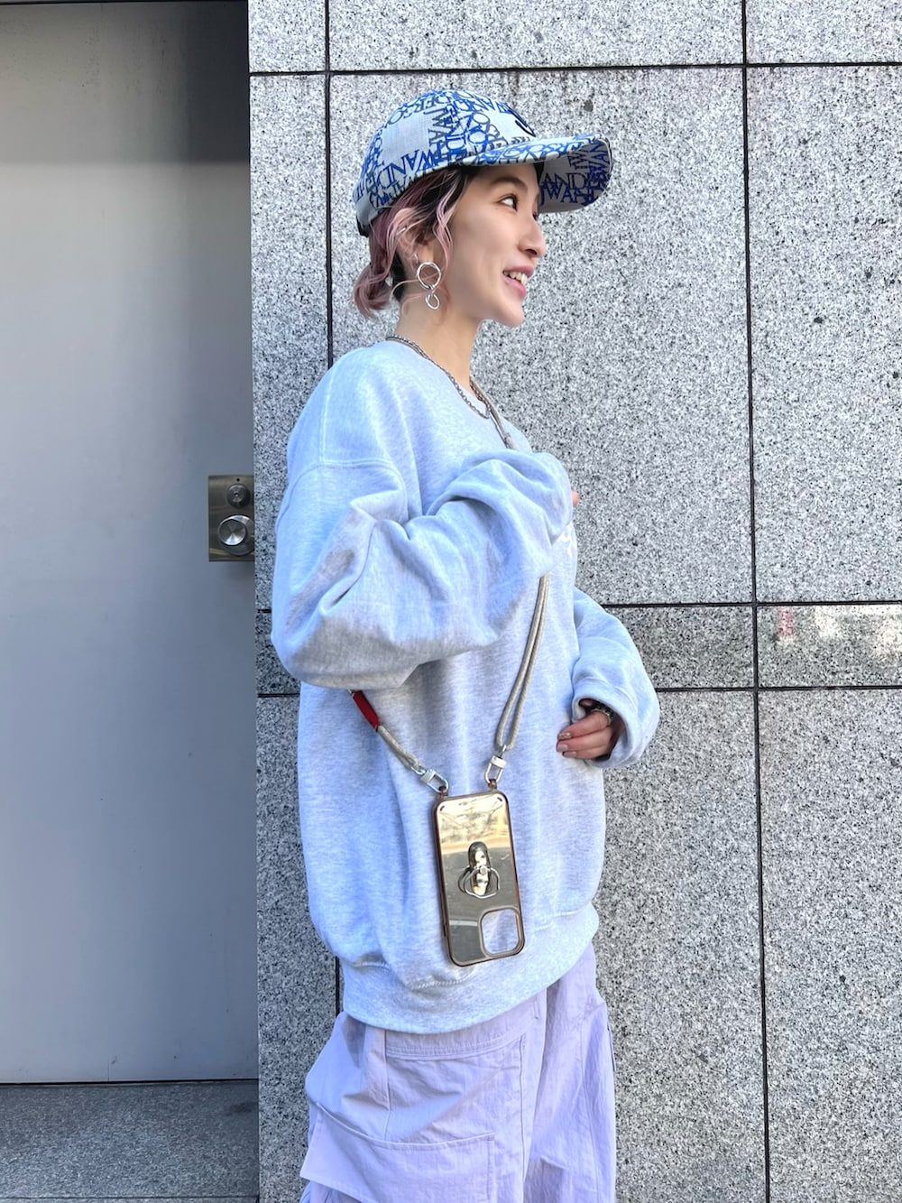 「春服、春、スウェット、カーゴパンツ、春カラー、春コーデ、スニーカー、キャップ、スマホショルダー、スマホケース、コンバース、春色、カラーパンツ」｜「TopologieのTopologie/トポロジーVerdon Phone Case /アイフォンケース ダークミラー/Dark Mirror【ケース単体】iPhone13/13Pro/11 12/12Pro対応（スマホケース/カバー、その他）」を使った、hanae maruiさん（レディース・155cm）の冬コーディネートの2枚目の写真