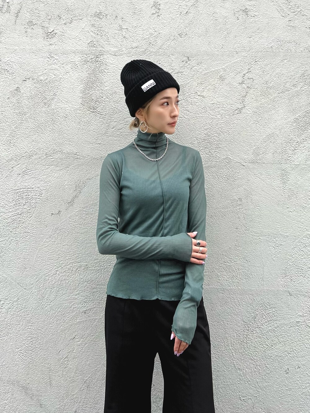 「春コーデ、ootd、シンプルコーデ、フレアパンツ、グリーン、タートルネック、ハイネック、ニット帽、春、春服」｜「L.H.Pのcourage/クラージュ/タートルネックニットソー（Tシャツ/カットソー、グリーン系）」を使った、hanae maruiさん（レディース・155cm）の春コーディネートの2枚目の写真