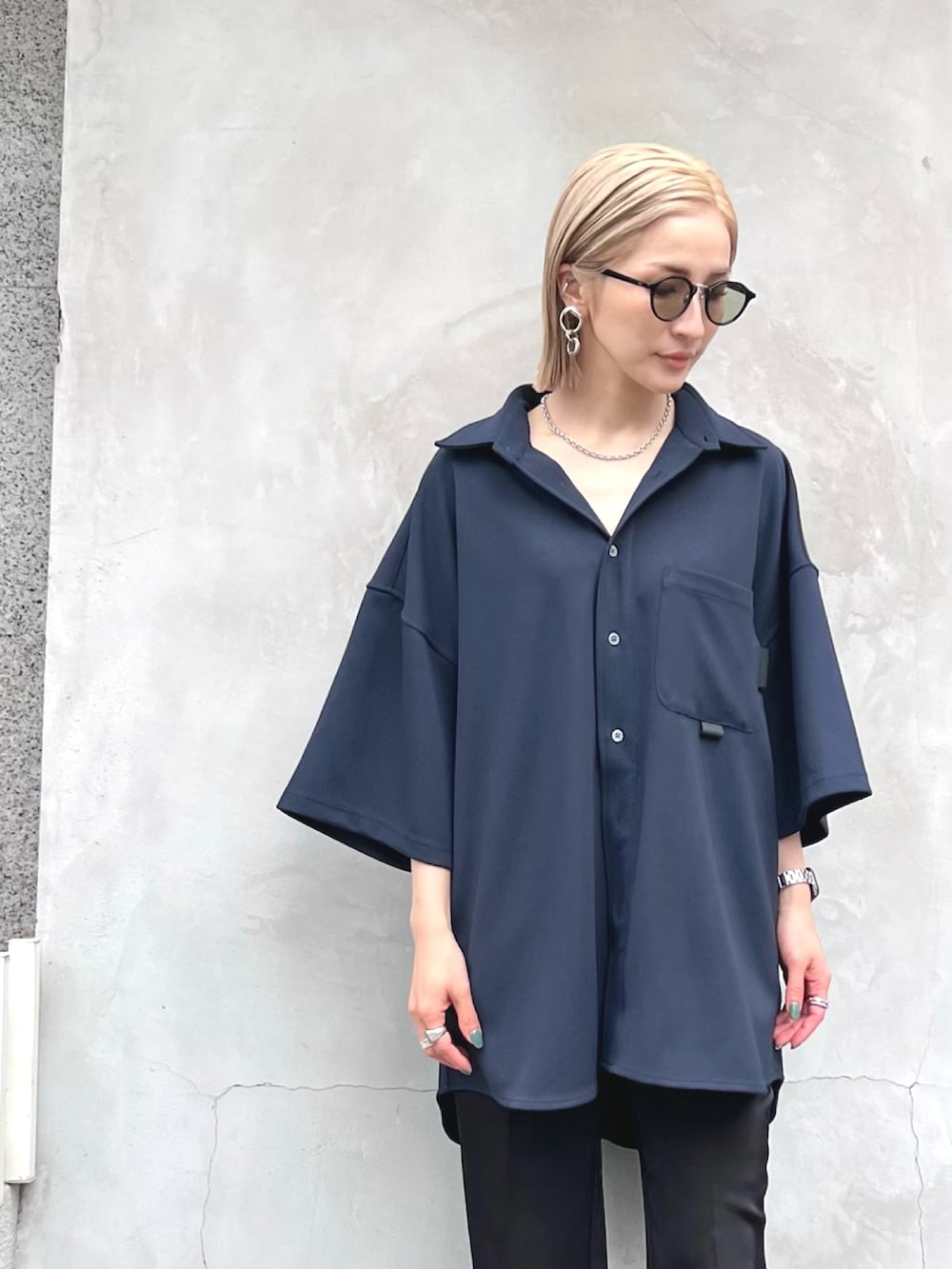 「シャツ、夏、ネイビー、スラックス、サングラス、休日スタイル、サンダル、雨の日コーデ、半袖シャツ、A.D.S.R.」｜「WHITELANDのWHITELAND/ホワイトランド/s/s Shirts（シャツ/ブラウス、ブルー系）」を使った、hanae maruiさん（レディース・155cm）の夏コーディネートの2枚目の写真