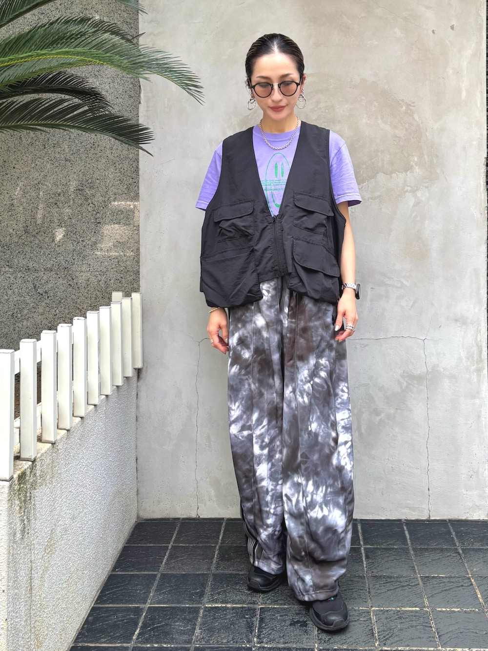 「おでかけコーデ、レイヤード、Tシャツ/カットソー、レイヤードスタイル、トラックパンツ、ワイドパンツ、NEEDLES、サングラス、アイウェア、adsr、ベスト、スニーカー、LHP、ストリート」｜「A.D.S.R.のADSR/エーディーエスアール/SATCHMO（サングラス、ブラウン系）」を使った、hanae maruiさん（レディース・156cm）の夏コーディネートの2枚目の写真