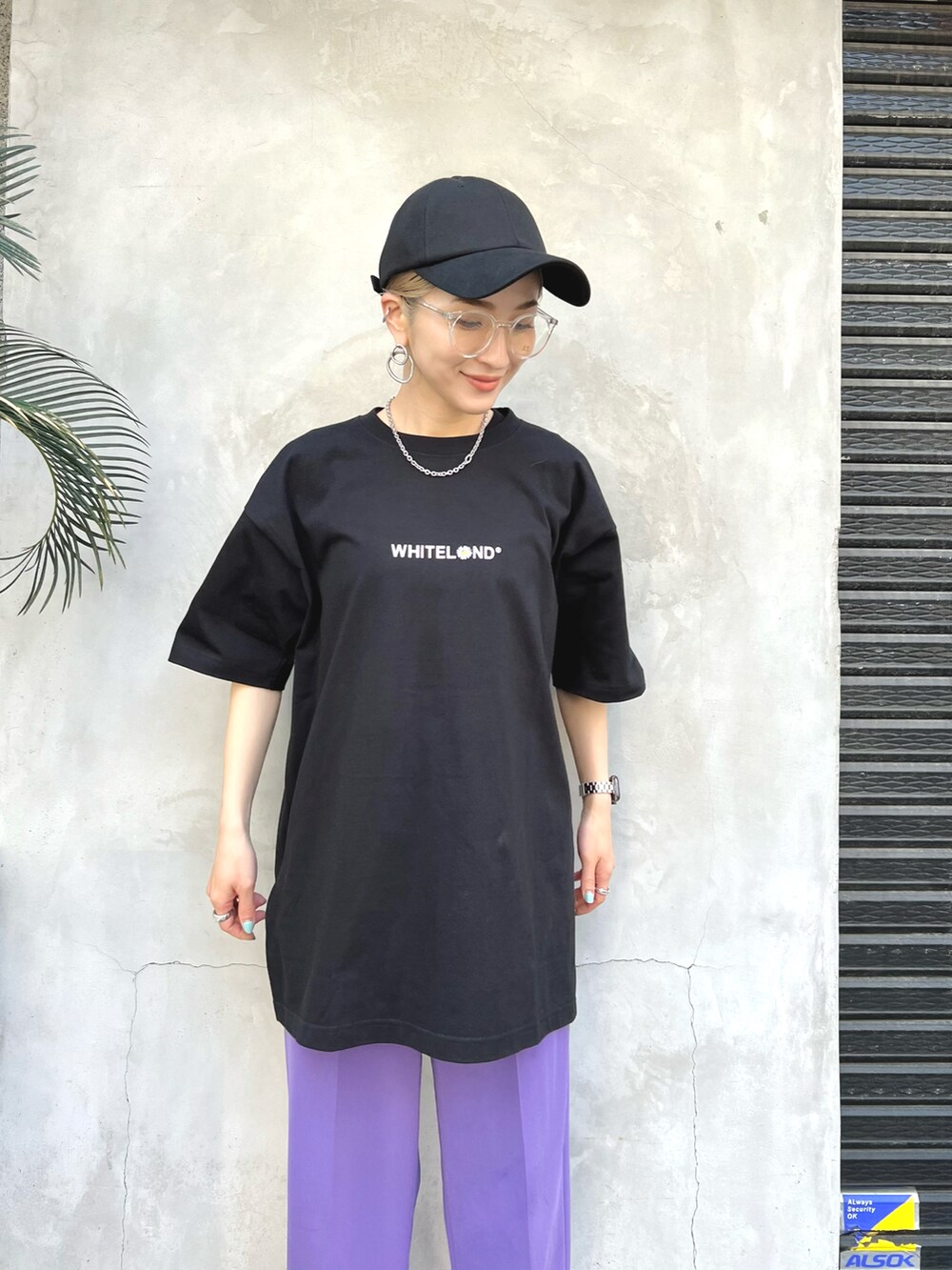 ブラック系のTシャツ/カットソー、ブラック系のTシャツ/カットソー、ブラック系のキャップを着用したレディースの春コーディネートの3枚目の写真