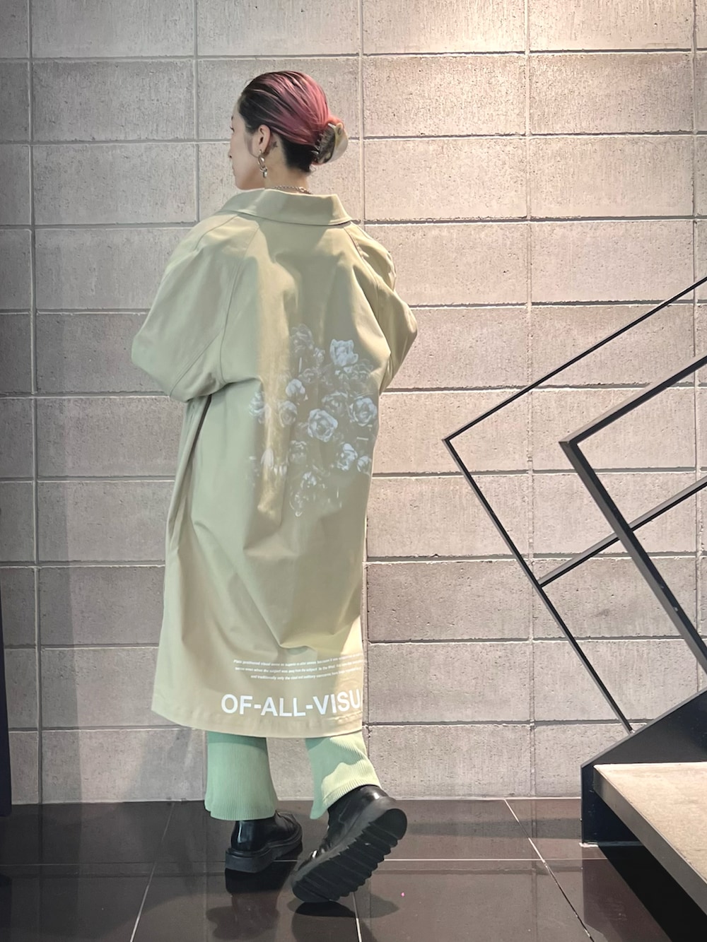 「スウェット、ステンカラーコート、ベージュ、お出かけコーデ、春アウター、春服、春色、春カラー、春コーデ、ゆったりコーデ」｜「A4AのA4A/エーフォーエー/GRAPHIC COAT（ステンカラーコート、ベージュ系）」を使った、hanae maruiさん（レディース・155cm）の春コーディネートの3枚目の写真