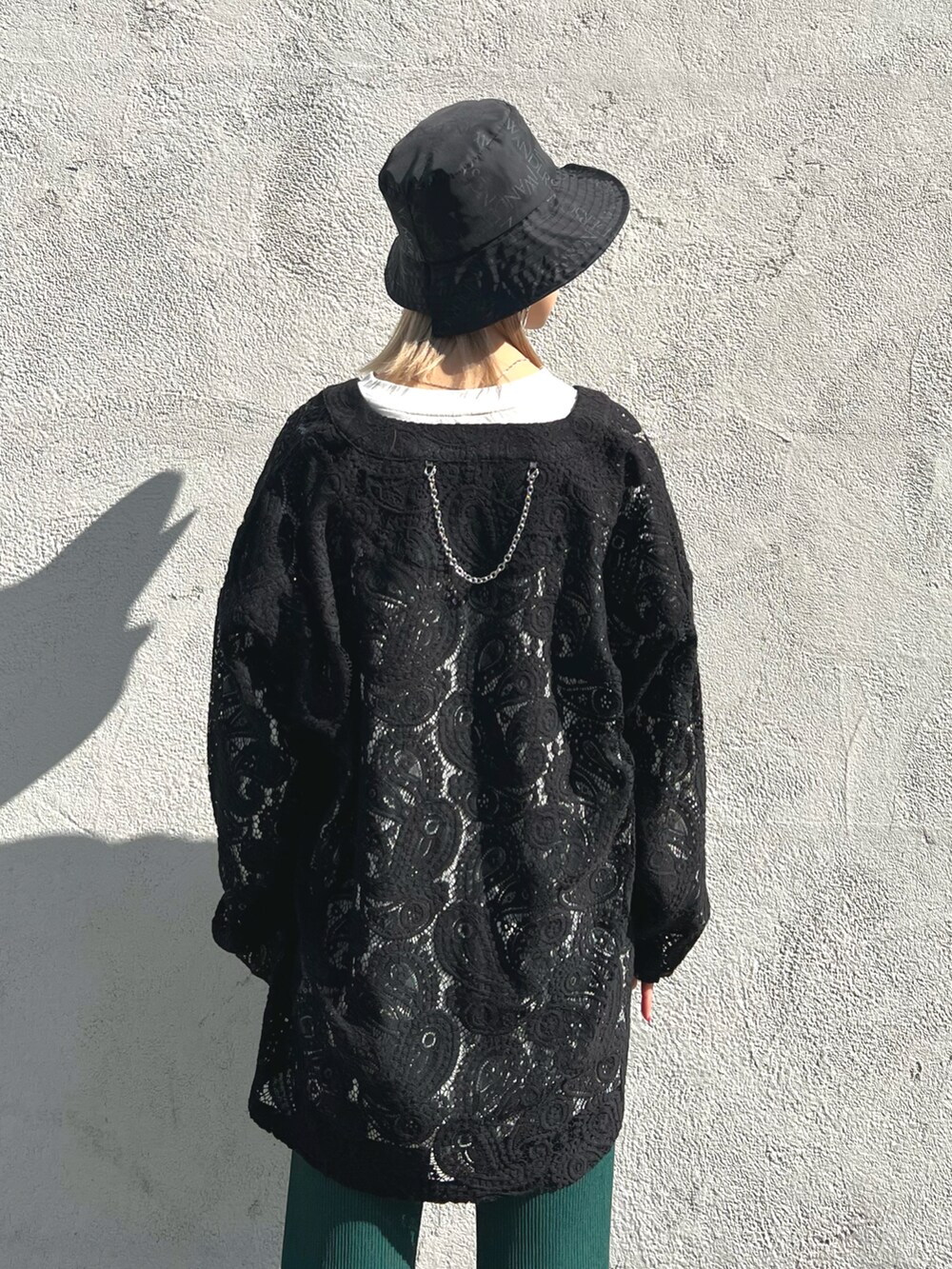 「カーディガン、カラーパンツ、レース、ペイズリー、春、春コーデ、バケットハット、カーディガンコーデ」｜「JW Andersonのアイテム（帽子、ブラック系）」を使った、hanae maruiさん（レディース・155cm）の冬コーディネートの2枚目の写真