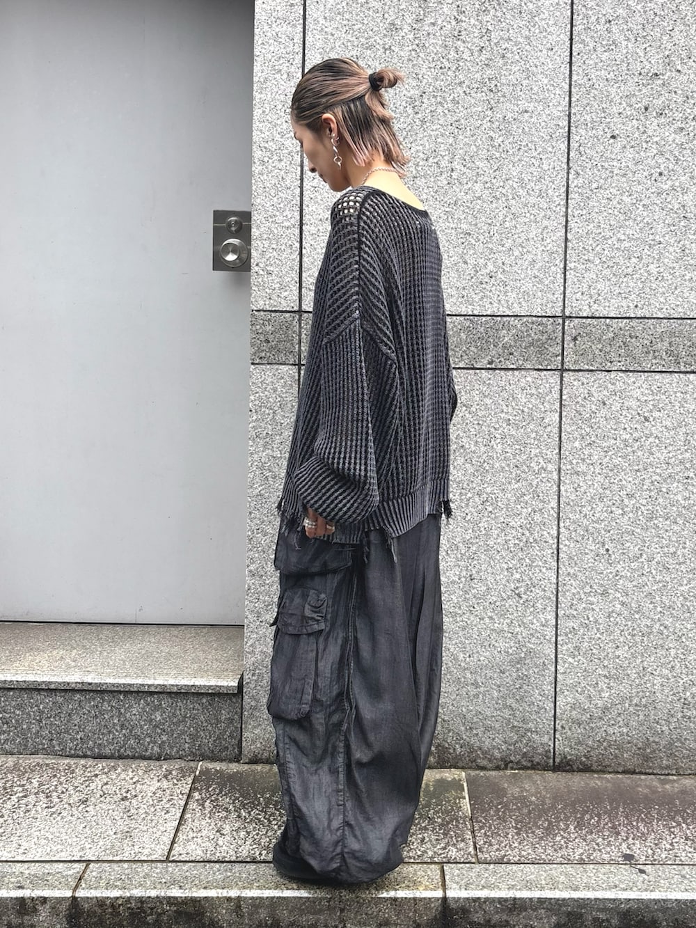 「休日スタイル、シンプルスタイル、ootd、着回しコーデ、パンツスタイル、ブラックコーデ、低身長コーデ、ワイドパンツ、ワイドカーゴパンツ、カーゴパンツ、メッシュニット、メッシュトップス、ストリート、lhp、LHP」｜「DANKE SCHONのDankeSchon/ダンケシェーン/CHEMICAL MESH KNIT CREWNECK（ニット/セーター、ブラック系）」を使った、hanae maruiさん（レディース・156cm）の夏コーディネートの2枚目の写真