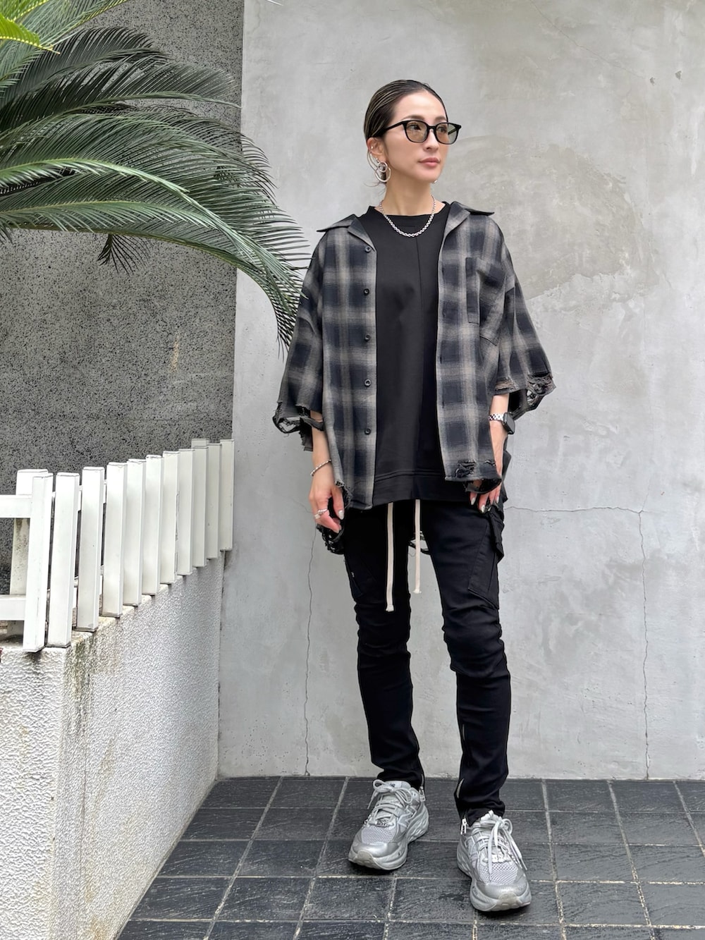 「柄シャツ、チェックシャツ、半袖シャツ、カーゴパンツ、スニーカー、スニーカーコーデ、サングラス、サングラススタイル、シャツスタイル、黒Tシャツ、お出かけコーデ、夏服、夏服コーデ」｜「DANKE SCHONのDankeSchon/ダンケシェーン/OMBRE CHECK DAMEGE S/S SHIRTS（シャツ/ブラウス、ブラック系）」を使った、hanae maruiさん（レディース・156cm）の春コーディネートの2枚目の写真