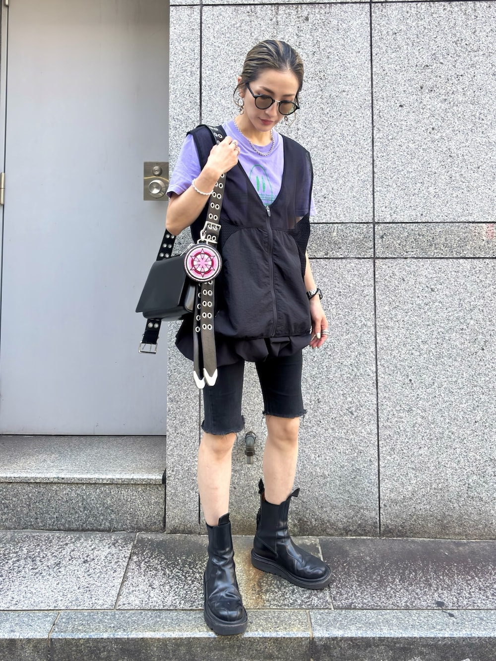 「スポーツミックス、夏コーデ、今日のコーデ、レディースファッション、ミニバッグ、コインケース、blackmeans、ベスト、ベスト×Tシャツ、ショートパンツ、レイヤードスタイル、ブーツ、サングラス、LHP、ショルダーバッグ」｜「WHITELANDのWHITELAND/ホワイトランド/NYLON VEST（ベスト、ブラック系）」を使った、hanae maruiさん（レディース・156cm）の夏コーディネートの3枚目の写真