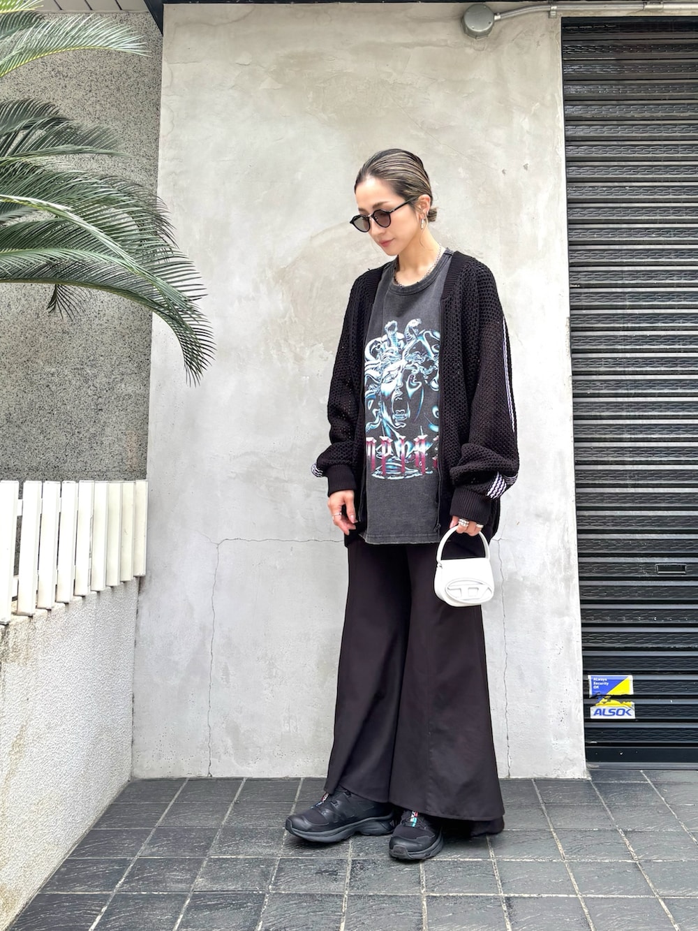 「スニーカー、おでかけコーデ、春服コーデ、パンツスタイル、春服、リラックススタイル、LHP、ノースリーブ、サングラス、ブラックコーデ」｜「A.D.S.R.のADSR/エーディーエスアール/SATCHMO（サングラス、ブラック系）」を使った、hanae maruiさん（レディース・156cm）の春コーディネートの2枚目の写真