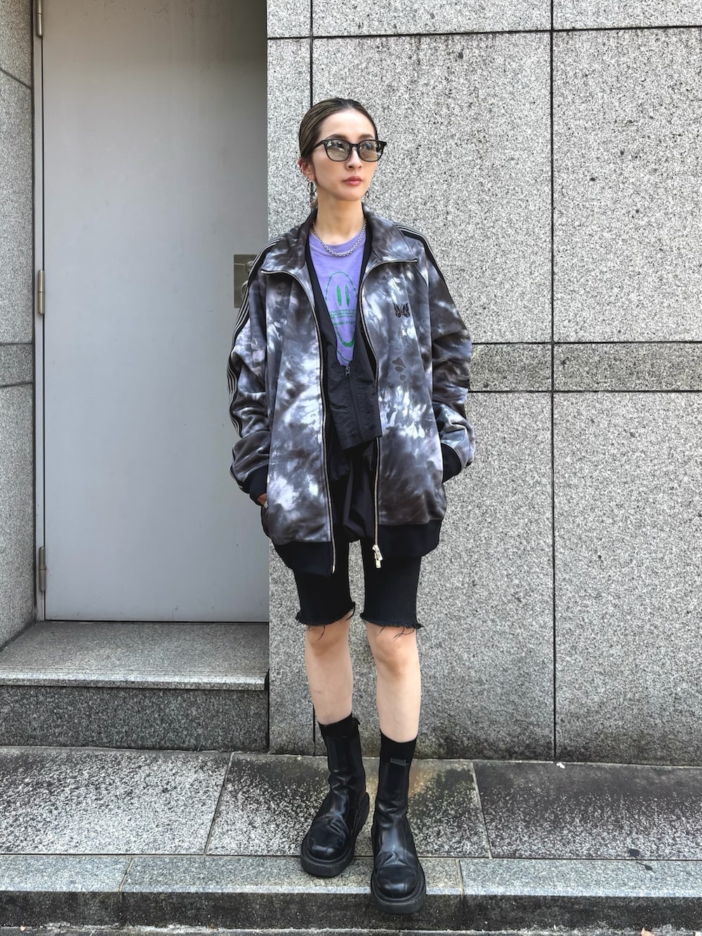 「サングラス、パンツコーデ、低身長女子、NEEDLES、トラックジャケット、タイダイ柄、ショートパンツ、ブーツ、秋、秋コーデ、秋のコーデ、秋冬コーデ、秋服、秋服準備はじめました、LHP」｜「A.D.S.R.のADSR/エーディーエスアール/MONK(モンク)（サングラス、グリーン系）」を使った、hanae maruiさん（レディース・156cm）の夏コーディネートの2枚目の写真