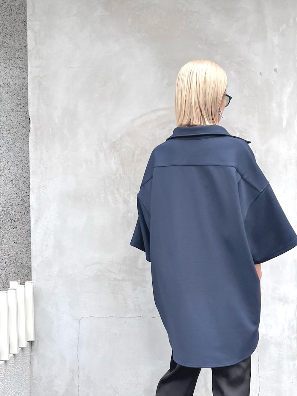 「シャツ、夏、ネイビー、スラックス、サングラス、休日スタイル、サンダル、雨の日コーデ、半袖シャツ、A.D.S.R.」｜「WHITELANDのWHITELAND/ホワイトランド/s/s Shirts（シャツ/ブラウス、ブルー系）」を使った、hanae maruiさん（レディース・155cm）の夏コーディネートの3枚目の写真