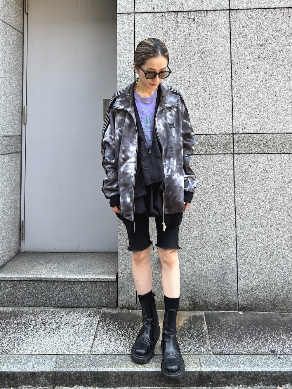 「サングラス、パンツコーデ、低身長女子、NEEDLES、トラックジャケット、タイダイ柄、ショートパンツ、ブーツ、秋、秋コーデ、秋のコーデ、秋冬コーデ、秋服、秋服準備はじめました、LHP」｜「A.D.S.R.のADSR/エーディーエスアール/MONK(モンク)（サングラス、グリーン系）」を使った、hanae maruiさん（レディース・156cm）の夏コーディネートの3枚目の写真