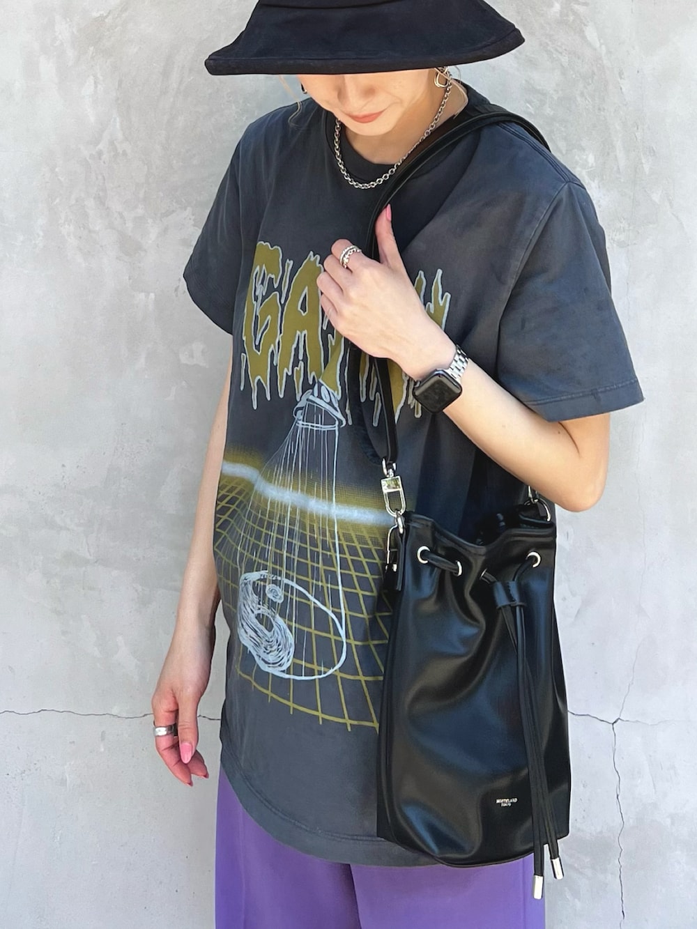 「夏、カラーパンツ、Tシャツ、ハット、パープル、ミニバッグ、春夏コーデ、夏コーデ、ハットコーデ、カラー×コーデ」｜「WHITELANDのアイテム（バッグ、ブラック系）」を使った、hanae maruiさん（レディース・155cm）の夏コーディネートの2枚目の写真