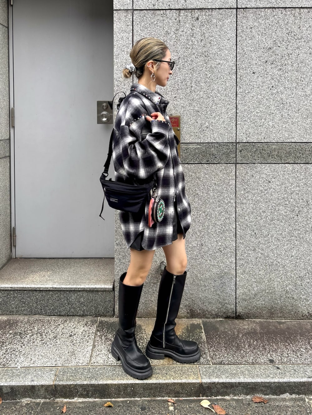 ブラック系のシャツ/ブラウス、ブラック系のサングラス、イエロー系のコインケースを着用したレディースの秋コーディネートの2枚目の写真