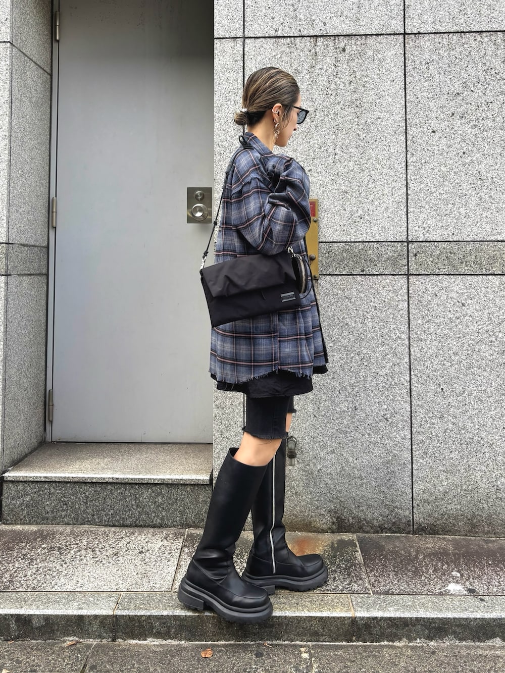 「チェック、秋服準備はじめました、秋のコーデ、秋服、休日スタイル、今日のコーデ、サングラス、チェックシャツ、秋、秋コーデ、秋冬コーデ、秋冬、秋色、ブーツ、青チェック」｜「A.D.S.R.のADSR/エーディーエスアール/MONK(モンク)（サングラス、ブルー系）」を使った、hanae maruiさん（レディース・156cm）の秋コーディネートの2枚目の写真